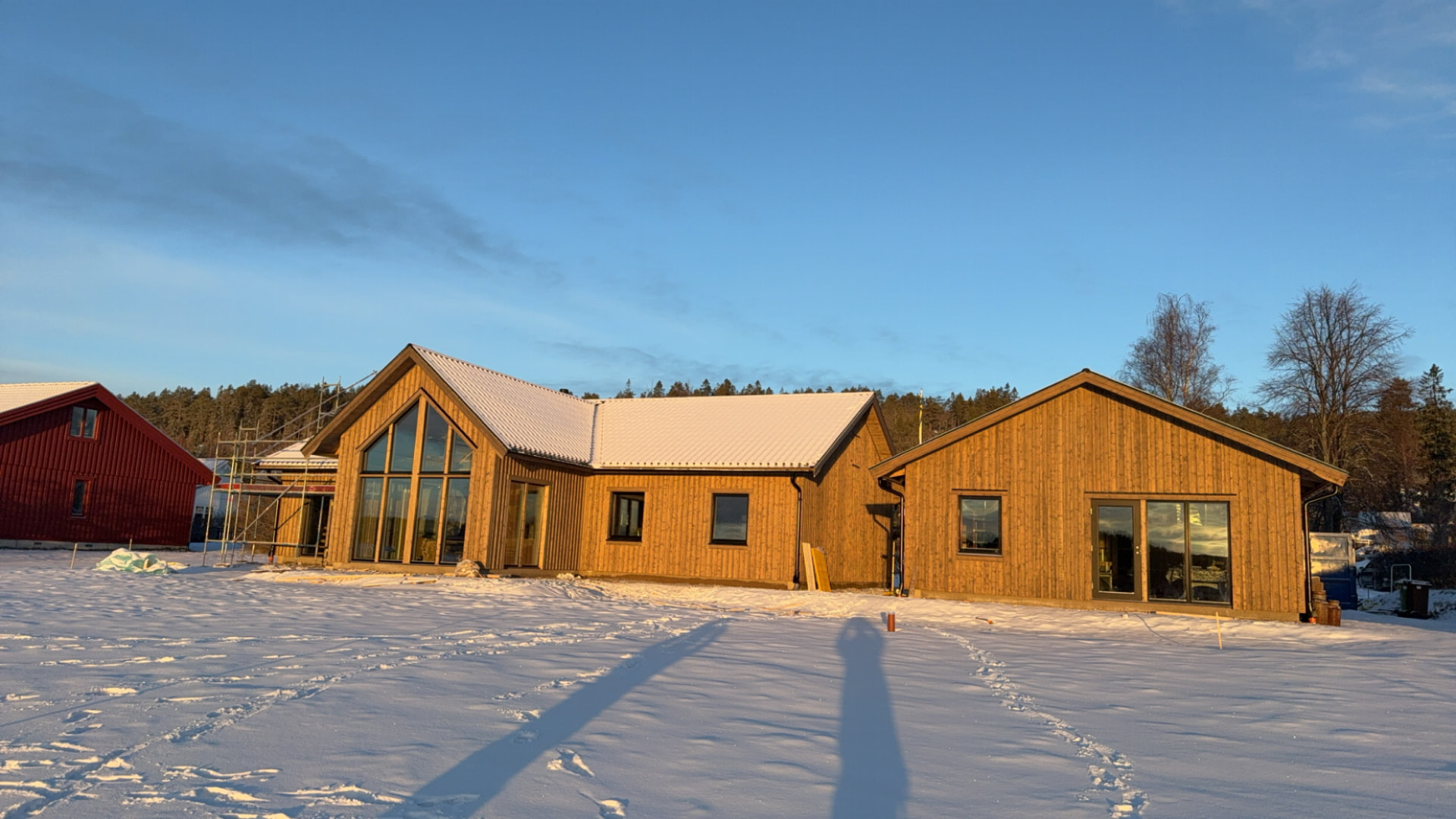 Färdigbyggt trähus i vinterlandskap