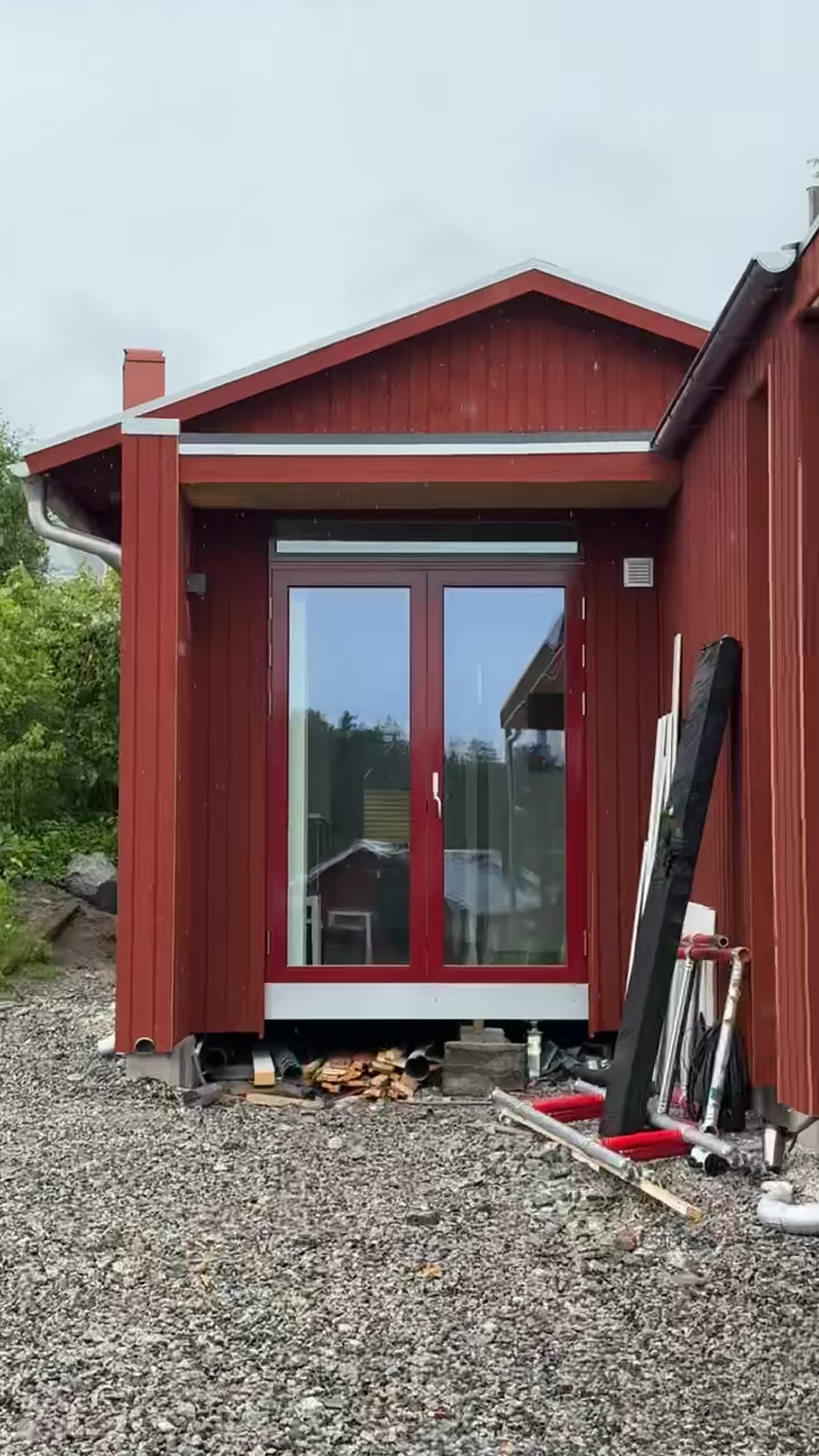 Rödmålat hus under uppförande en sommardag